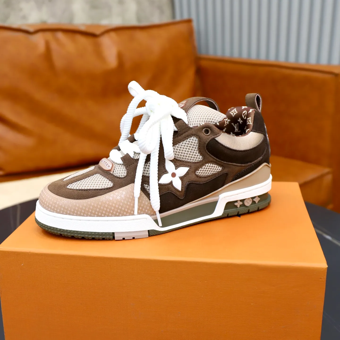 Ex-factory price: 860💰LV Couple👫Louis Vuitton TRAINER sneakers classic Louis Vuitton men's artistic director Virgil Abloh picked inspiration to create this LV Trainer sneaker. Yingze crystal inlays present a colorful effect. VS can be matched with two gorgeous effect colors. The LV letter logo badge on the tongue is gorgeous and noble. The LV letter is decorated on the side. The outsole is decorated with a Monogram flower pattern. It shows the trend of elegance and nobility! Men's and women's models: 35-46